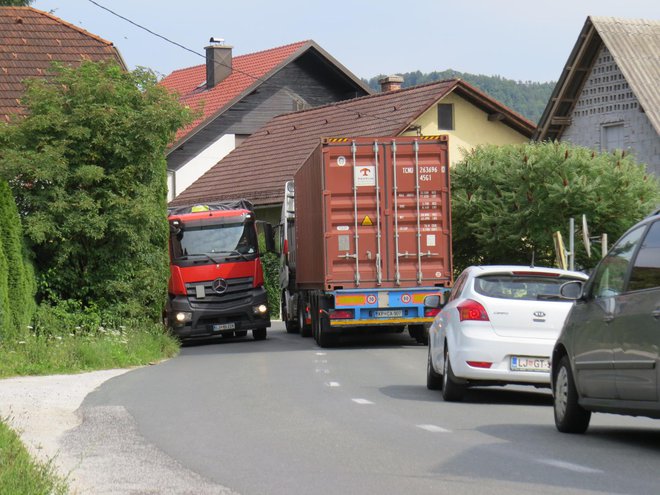 Med stanovanjskimi hišami v Zgornjem Hotiču je srečevanje dveh tovornih vozil že desetletja oteženo. FOTO:&nbsp;Bojan Rajšek/Delo

