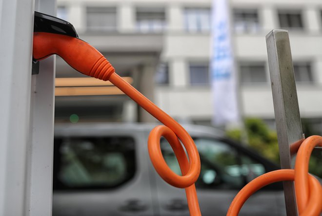 Električna polnilna infrastruktura je sploh posebna in zelo zahtevna tema. Pri nas se sicer v različnih smereh opazno širi in se bo tudi prihodnje leto, glavni igralci so Petrol, Moon Charge, Elektro Ljubljana, Tesla, Implera, Ionity &hellip; FOTO: Blaž Samec
