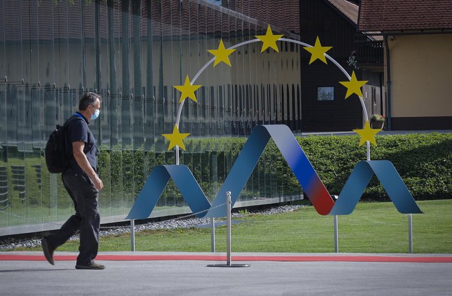 Najprej velja poudariti, da je slovensko predsedovanje že četrto po vrsti, ki je potekalo v zaostrenih epidemioloških razmerah. FOTO: Jože Suhadolnik/Delo
