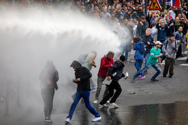 Policija z vodnimi topovi, solzivcem in gumijastimi kroglami nad protestnike, to je podoba Slovenije v letu 2021. FOTO: Voranc Vogel/Delo
