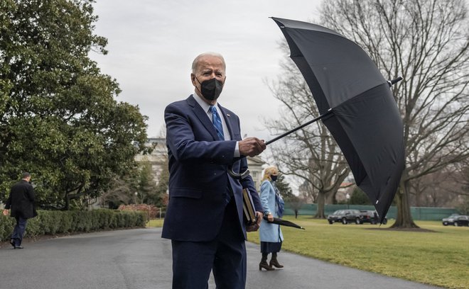 Ameriški predsednik Joe Biden in prva dama Jill na poti v počitniško hišo v domačem Delawaru. FOTO: Evelyn Hockstein/Reuters
