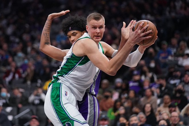 Dallasov latvijski zvezdnik Kristaps Porzingis je imel v rokah vsaj podaljšek, toda na koncu tekme je bil nenatančen. FOTO: Cary Edmondson/USA Today Sports
