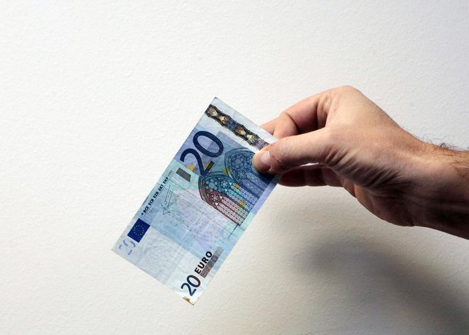 Na jutrišnji dan pred dvajsetimi leti je približno 300 milijonov Evropejcev in Evropejk v rokah prvič držalo povsem novo valuto, evro. FOTO: Jože Suhadolnik/Delo
