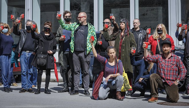 Protest kulturnikov na ploščadi pred MSUM in ministrstvom za kulturo. FOTO: Jože Suhadolnik
