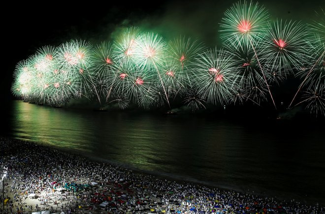 V brazilskem Riu de Janeiro slovite zabave na plaži Copacabana tokrat ni bilo. FOTO: Ricardo Moraes/Reuters
