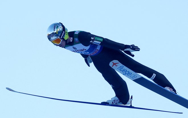 Po ponesrečeni tekmi v Oberstdorfu je Timi Zajc v Garmisch-Partenkirchnu skočil med najboljših deset. FOTO: Kai Pfaffenbach/Reuters
