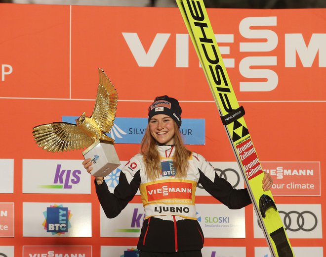 Avstrijka Marita Kramer je domov v Avstrijo odnesla Zlato sovo z Ljubnega za skupno zmago na tej silvestrski turneji.  FOTO: Jože Suhadolnik/Delo
