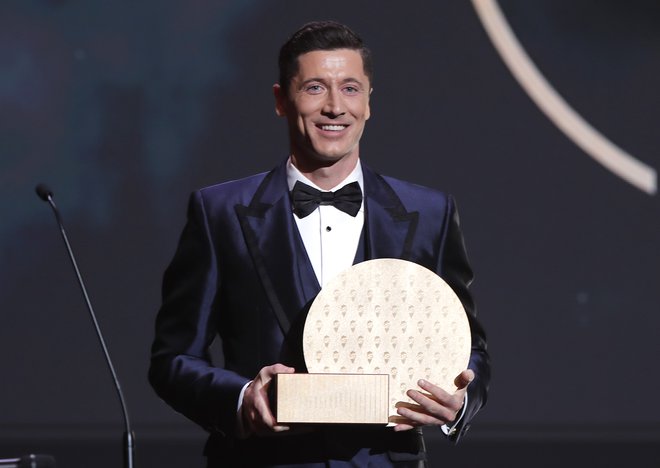 Na letošnji podelitvi nagrad Ballon d&#39;Or novembra v Parizu so Lewandowskega ovenčali s trofejo za napadalca leta. FOTO: Benoit Tessier/Reuters
