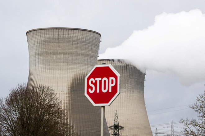 Je smiselno zapreti jedrske elektrarne, če to pomeni zamenjavo s plinskimi elektrarnami, ki bistveno bolj onesnažujejo? FOTO: Lukas Barth/Reuters
