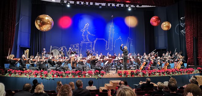 Novoletni koncert Slovenske filharmonije v Avditoriju Portorož, z dirigentom Georgeom Pehlivanianom. FOTO: Boris Šuligoj
