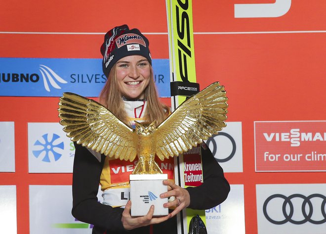 Je Nizozemka, pa ni hitrostna drsalka. Marita Kramer se je pri šestih letih preselila v Avstrijo, vzljubila smučarske skoke, zdaj si je na silvestrski turneji na Ljubnem priletela zlato sovo.&nbsp;FOTO: Jože Suhadolnik
