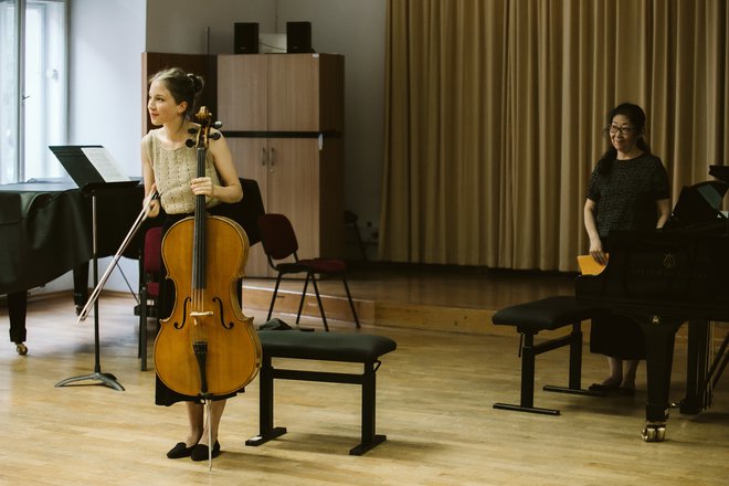 Mlada violončelistka študij nadaljuje na salzburškem Mozarteumu. FOTO: Darja Štravs Tisu
