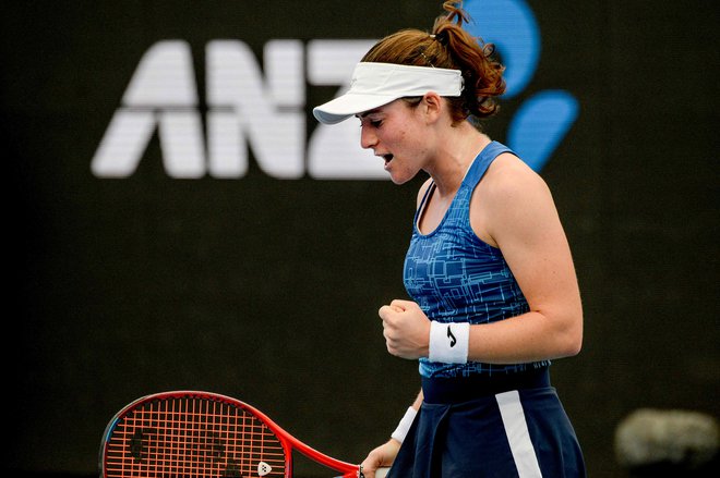 Tamara Zidanšek proslavlja točko na obračunu z Mario Sakari v Adelajdi. FOTO: Brenton Edwards/AFP
