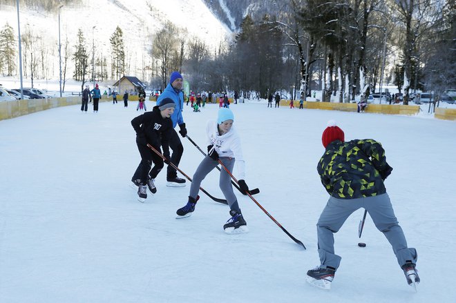 Rekreacija med koronavirusom na Jezerskem. FOTO: Leon Vidic/Delo
