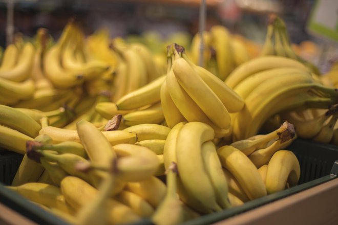 Uživanje preveč banan ima lahko škodljive učinke na zdravje, kot so povečanje telesne mase, slab nadzor krvnega sladkorja in pomanjkanje hranil. FOTO: Shuttertock
