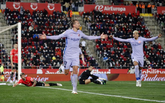 Luuk de Jong proslavlja po zadetku za končnih 1:0. FOTO: Nacho Doce/Reuters
