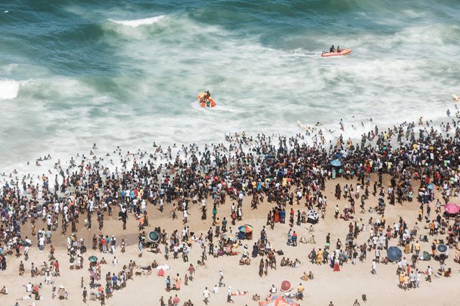 Na tisoče Južoafričanov se je zbralo na plaži North Pier Beach v Durbanu, potem ko je vlada odpravila policijsko uro, ki je trajala od polnoči do četrte ure zjutraj. Po podatkih policije naj bi skoraj 50.000 ljudi preživelo nedeljo na tej plaži. FOTO: Rajesh Jantilal/AFP

&nbsp;
