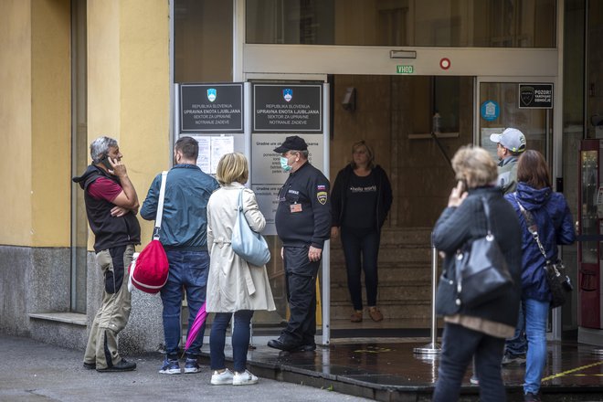 Morda bodo zaradi večjih prostorov z več okenci za stranke vrste pred stavbo na Tobačni v prihodnje krajše. FOTO:&nbsp;Voranc Vogel/Delo
