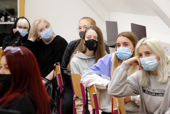 Veliko mladostnikov se je cepilo tudi zato, da bodo lahko ves čas v šoli. Po novem odloku to ni več možno, ker niso cepljeni s poživitvenim odmerkom, saj niti ne morejo biti. FOTO: Matej Družnik/Delo
