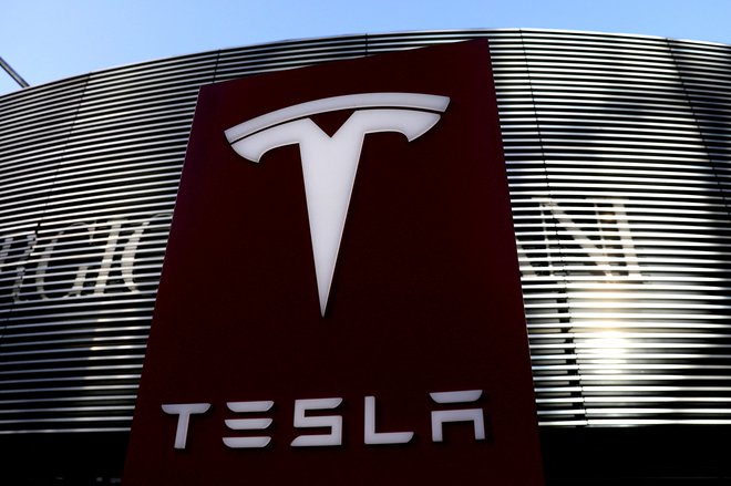 Podjetje Tesla je lani po svetu prodalo rekordnih 936.000 električnih avtomobilov. FOTO: Tingshu Wang/Reuters
