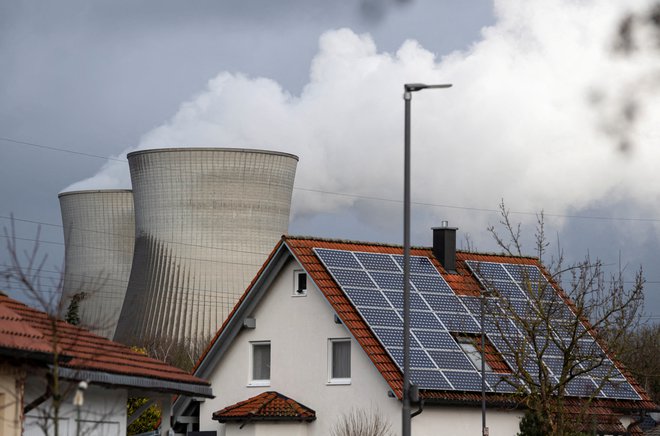 Nemčija je 31. decembra 2021 zaprla polovico od šestih jedrskih elektrarn, ki še delujejo, in sicer v Gundremmingenu (na fotografiji), Brokdorfu in Grohndeju. FOTO: Lukas Barth/Reuters
