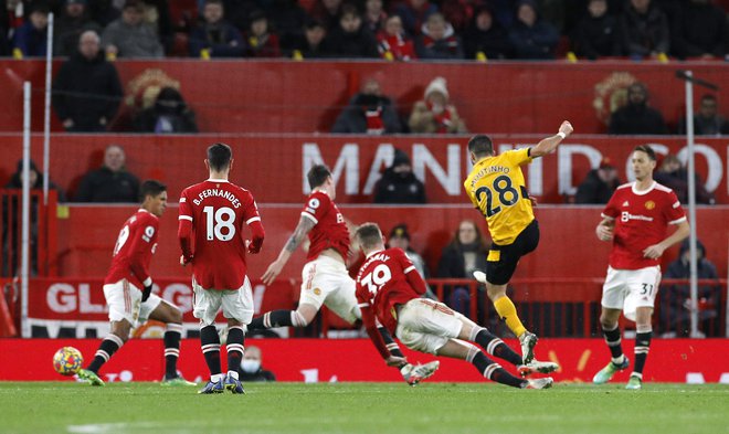 Joao Moutinho (v rumeni opravi) je v 82. minuti spravil na kolena obrambo Manchester Uniteda. FOTO: Phil Noble/Reuters

