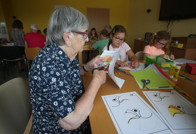 Ne glede na vrsto otrokove stiske je vloga starih staršev podobna, to je, da mu ponujajo varen prostor, kjer se otrok čuti sprejetega in slišanega. FOTO:&nbsp;Tadej Regent/Delo
