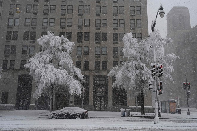 V Washingtonu je zapadlo do 23 centimetrov snega. FOTO: Pablo Porciuncula/AFP
