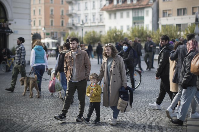 Med upravičenci do denarne socialne pomoči in varstvenega dodatka po tipu družin prevladujejo samske osebe, po spolu pa je več moških kot žensk, razen v starostni skupini starejših od 75 let. Foto Jure Eržen
