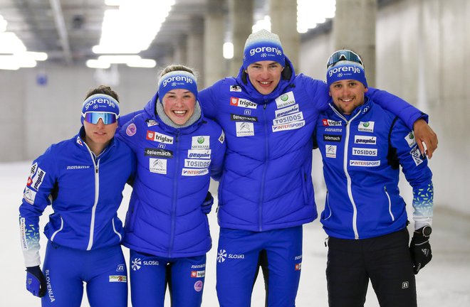 Takole so se zbrali po poletnem treningu v planiškem predoru Anamarija Lampič, Eva Urevc, Janez Lampič in Miha Šimenc, kmalu pa bodo v Planici, kajpak na odprtem,&nbsp;tekmovali.&nbsp;FOTO:&nbsp;Matej Družnik/Delo
