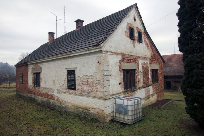 Stara hiša domačije šteje 110 let in še ima ohranjene značilnosti tradicionalne grad­nje. FOTO: Jože Pojbič
