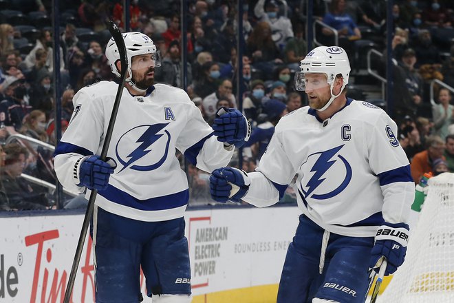 Alex Killorn (št. 17) proslavlja po zadetku v dvorani Nationwide Arena v Ohiu. FOTO: Russell LaBounty/USA TODAY Sports
