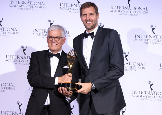 Generalni direktor televizije ZDF Thomas Bellut in Dirk Nowitzki na novembrski podelitvi emmyjev v New Yorku. FOTO:&nbsp;Caitlin Ochs/Reuters
