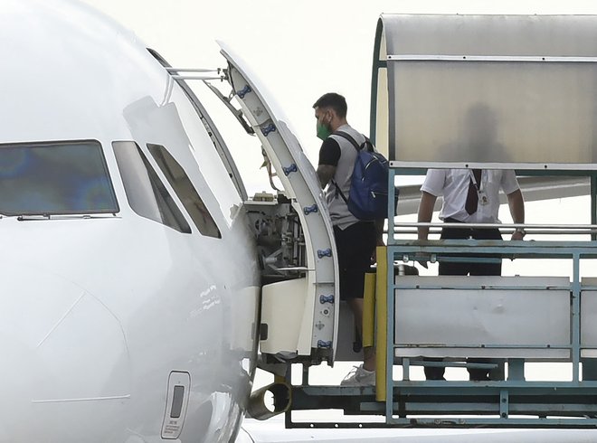 Z letališča v Rosariu sta proti Parizu že na novega leta dan odletela Messijeva soigralca Leandro Paredes (na fotografiji) in Angel Di Maria. FOTO: AFP
