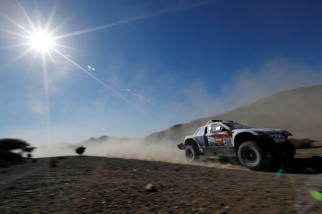 Philippe Boutron in sovoznik Mayeul Barbet med nastopom na reliju Dakar leta 2020. FOTO: Hamad I Mohammed/Reuters
