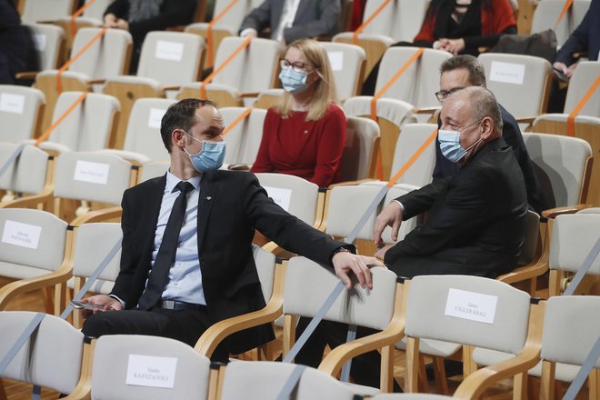 Anže Logar, minister za zunanje zadeve, bo kandidiral, medtem ko se dolgoletni sooblikovalec finančne politike SDS Andrej Šircelj iz politike poslavlja. FOTO: Leon Vidic/Delo
