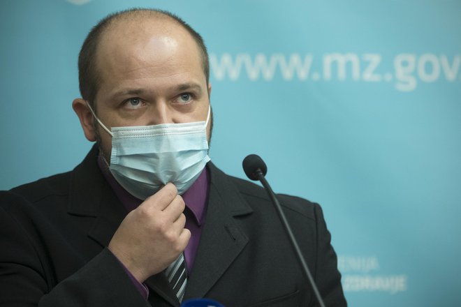 Minister Janez Poklukar je poudaril, da vstopamo v peti val&nbsp;s težkim bremenom mnogih hospitaliziranih v bolnišnicah. FOTO: Jure Eržen/Delo
