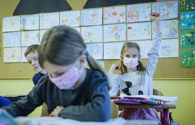 Tisti otroci, ki so zaradi nasprotovanja ukrepom doma, na daljavo ne morejo pridobivati ocen. Tudi tisti, ki so v šoli, pa imajo težave s pridobivanjem ocen zaradi karanten. FOTO: Jože Suhadolnik/Delo
