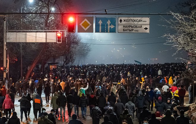 Epicenter protestov se je s severozahoda preselil v nekdanje glavno mesto in sedanjo gospodarsko prestolnico Almati. FOTO: Ruslan Prjanikov/AFP
