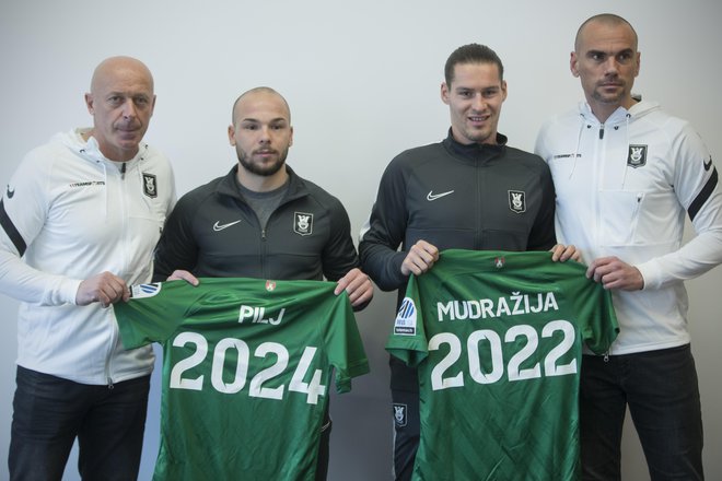 Dvojec, ki oblikuje moštvo NK Olimpija, Mladen Rudonja (levo) in Marin Skender (desno) sta predstavila prvi okrepitvi, Marina Piljo (2024) in Roberta Mudražijo. Foto Jure Eržen
