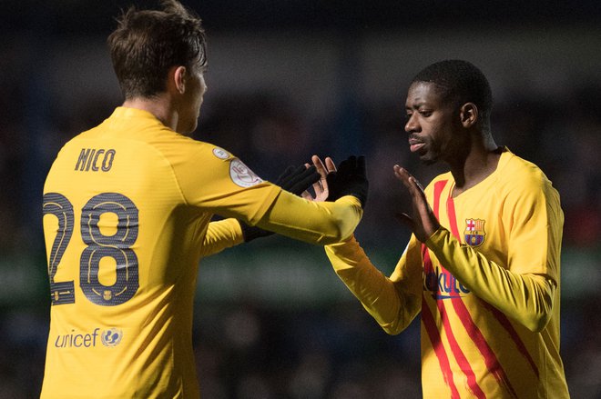 Nico Gonzalez in Ousmane Dembele. FOTO: Jorge Guerrero/AFP
