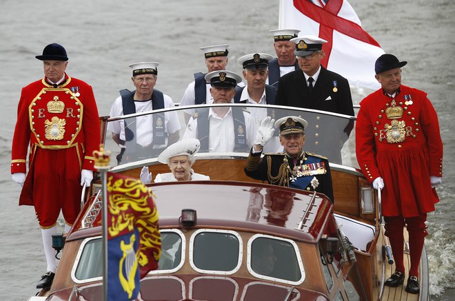 Tako sta kraljica Elizabeta II. in princ Filip mahala s Temze 3. junija 2012, ko je praznovala 60-letnico vladanja. FOTO: Andrew Winning/Reuters
