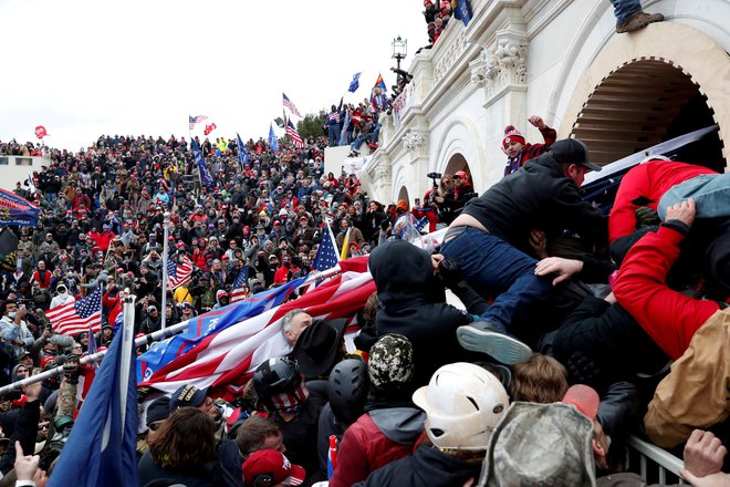 Več kot 700 udeležencev vdora v kongres 6. januarja lani je že prišlo v roke pravice. Foto Shannon Stapleton/Reuters
