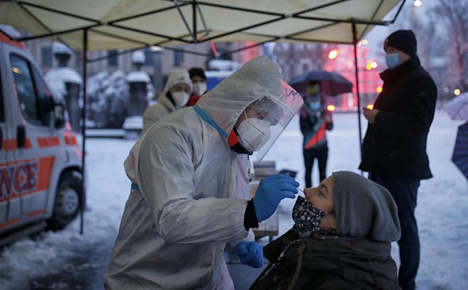 Od 8. novembra do 3. januarja je bilo s hitrimi testi odkritih 13.862 pozitivnih oseb, potrjeno pozitivnih z metodo PCR pa jih je bilo 10.511. FOTO: Blaž Samec/Delo
