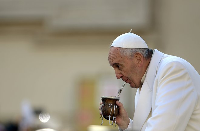 Papež Frančišek pije tradicionalni aregentinski čaj mate med svojo tedensko splošno avdienco na Trgu svetega Petra v Vatikanu. FOTO: Filippo Monteforte Afp&nbsp;
