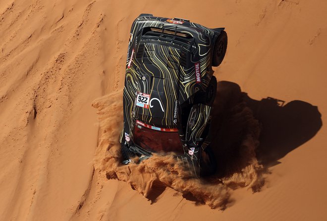 Na četrti etapi relija Dakar, ki poteka v Savdski Arabiji, sta imela nesrečo Guerlain Chicherit in sovoznik Alex Winocq. Foto: Hamad I Mohammed/Reuters

&nbsp;
