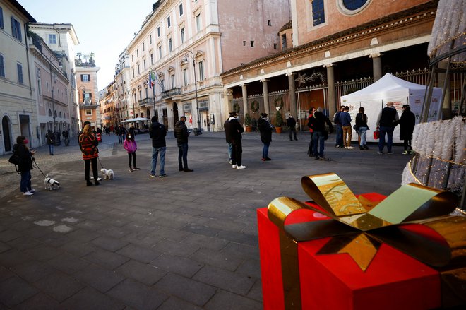 Testiranje v Rimu. FOTO: Guglielmo Mangiapane/Reuters
