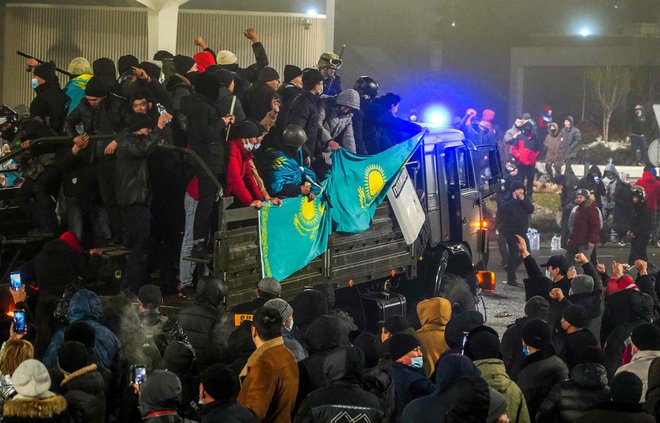 Povod za proteste, ki so izbruhnili konec tedna, je bilo občutno povišanje cen goriva v z nafto in plinom bogati nekdanji sovjetski republiki, ki ima več kot 18 milijonov prebivalcev. FOTO: Abduaziz Madyarov/AFP
