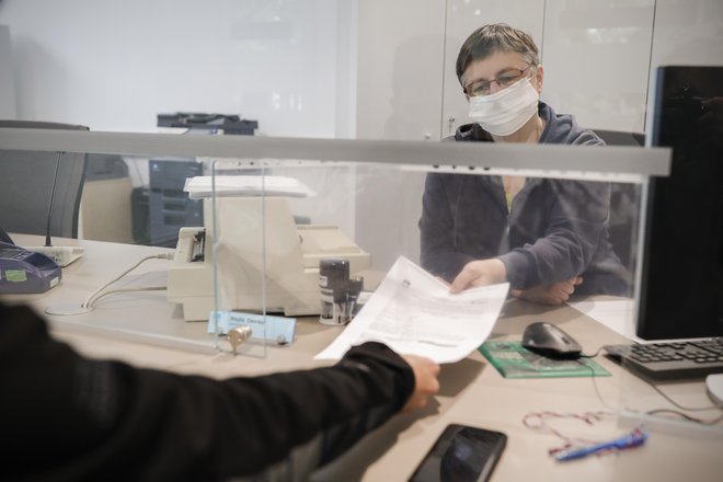 Zaradi povečanega obsega dela in kadrovskega pomanjkanja so ministrstva lani poleti upravnim enotam "posodila" 78 zaposlenih. FOTO: Uroš Hočevar/Delo
