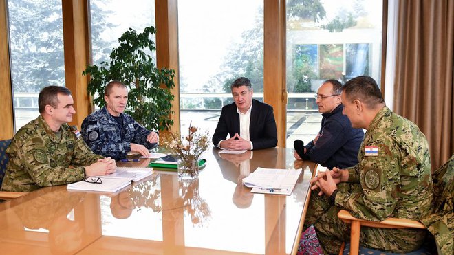 Predsednik Zoran Milanović (tretji z leve): &raquo;Moj edini cilj kot vrhovnega poveljnika je zagotoviti Hrvaški vojski opremo, ki jo potrebuje.&laquo; FOTO:&nbsp;Urad predsednika RH
